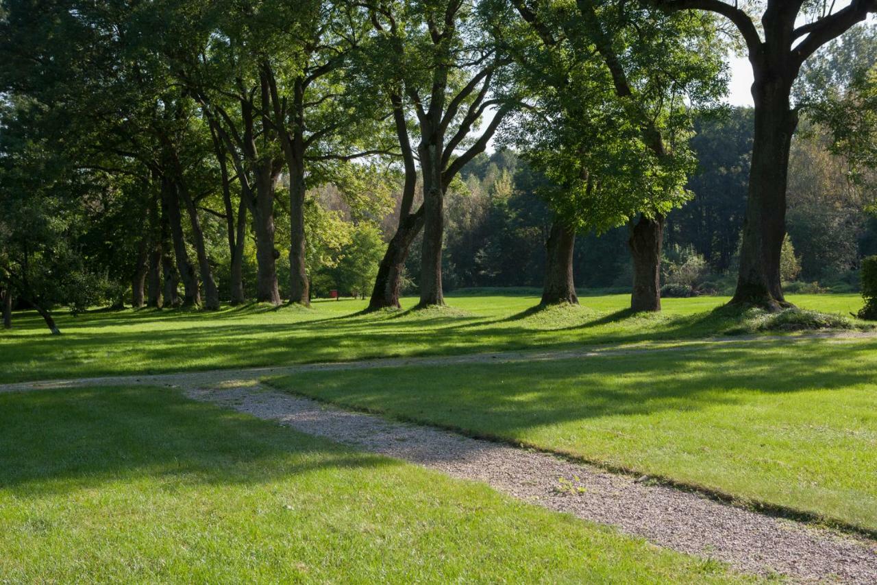 Dom Lowczego Gnoyna Park Casa de hóspedes Radziejowice Exterior foto